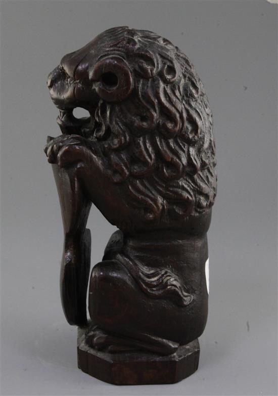 An early 18th century carved lion sejant, 10.5in.